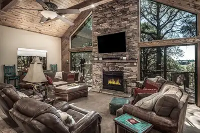 Image de \"Mountain Escape, \" Our cozy mountain home, Quiet Neighborhood