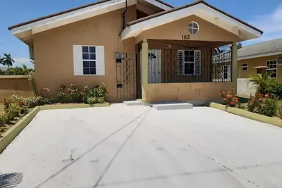 Image de This 2-bedroom, 2-bathroom has everything you need for a relaxing vacation.
