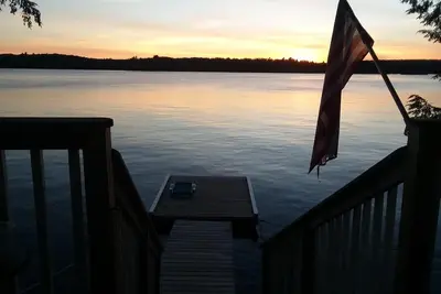 Cozy Cottage on water's edge of Lake Cobbosseecontee