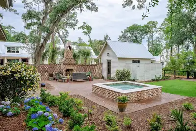 Luxurious Two Bedroom Cottage, Enchanting Backyard