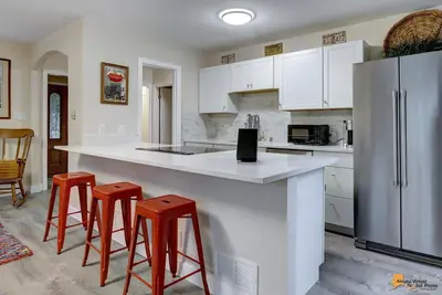 Image de Private Cottage-5 min. walk to Park Strip, Coastal Trail, Restaurants