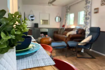 Image de Little Bear Cottage-3 blocks from the lake!