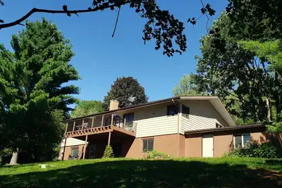 Image de Large Secluded Country Home Minutes from Town