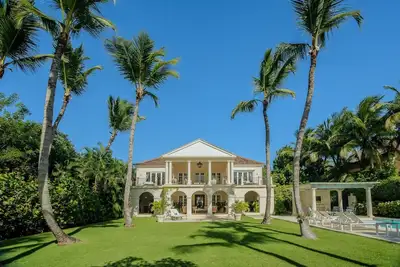 Image de Luxury villa in golf resort near private beach
