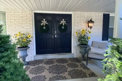 Image de Executive Brown Deer Home with 4 Bedrooms 6 Beds 2. 5 Baths Big Screen Media Room