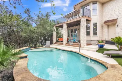 Image de Relax at the pool after touring Austin! Marinas close by to enjoy Lake Travis!