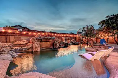 Image de Scottsdalestays 9br Estate-300k Pool-Spa-Courts-Sleeps 28-Bachelor & Golf Groups