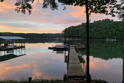 Image de Lakefront Hartwell! Good dogs welcome! Covered dock, fire pit, kayaks!