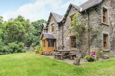 Image de A beautiful former estate cottage, awash with character, nestling within its own ancient woodland.