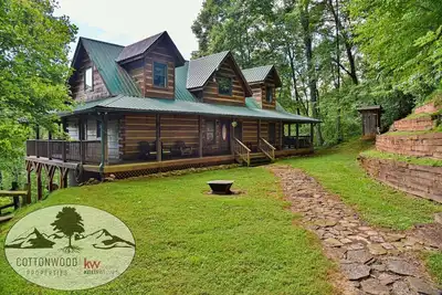 Image de 'Bair' Necessities Cabin w Hot Tub and Firepit