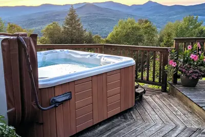 Image de Mountain views, luxurious surroundings, nearby skiing, and a hot tub!