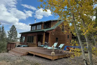 Image de Moss Rocks Tranquil Mtn Retreat~Ac~Ev charger~Tesla pwr wall~fire pit~corn hole