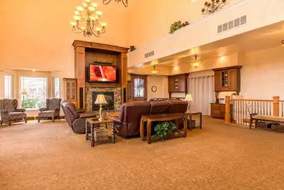 Image de Suburban Retreat at the Foot of the Rockies: Sleeps 24+