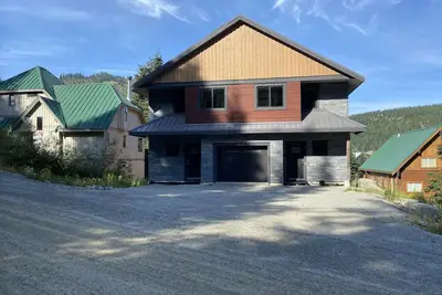 Image de Beautiful cabin with hot tub, steam room, deck & directly across from ski lifts\n