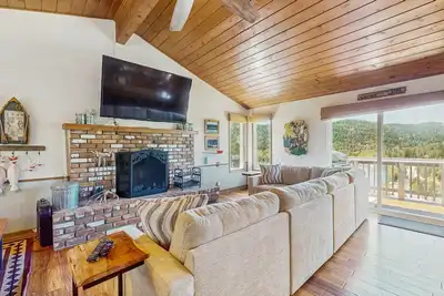 Image de Spacious & bright home with spectacular views - fireplace, deck & game room