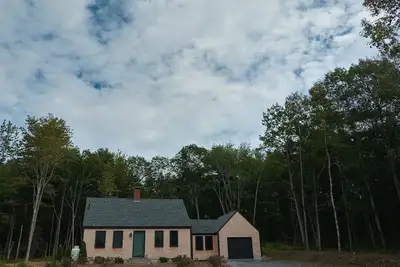 Image de Round Pond Country Cape      Year lease desired  & shorter terms considered
