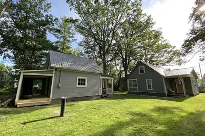 Image de Creek Side Cottage with Lake Views, Lake Access, Dock and Secluded Yard
