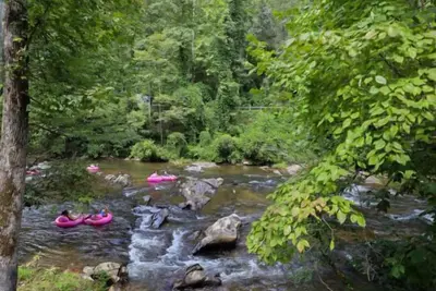 Image de Rivers Rest – Beautiful Riverfront Townhome in Downtown Helen