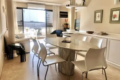 Image de Penthouse in Enseada, 130m2, 4 bedrooms, splits, sea view, 350m from the beach, wifi