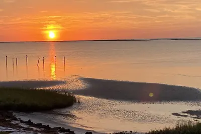 Image de “Playing Hooky” a relaxing waterfront paradise.