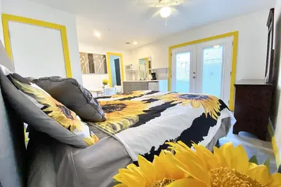 Image de Havasu Sunflower Yellow Studio Closet to London Bridge.