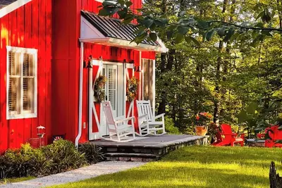 Image de The Tiny Red Barn on the Reservoir - A Private Oasis Near Williamsburg Virginia
