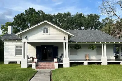 Image de Downtown Craftsman home w/ lovely front porch. Walk to restaurants & antiques.