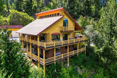 Log Cabin w/ Private Hot Tub on Wenatchee River!
