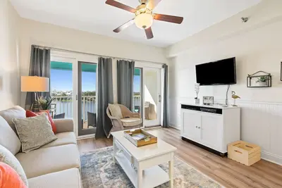 Image de Newly renovated fourth-floor studio w/spectacular views, shared hot tub, & pool