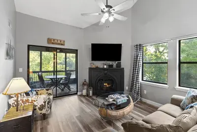 Image de Waterfront Hideaway~Luxury Corner Lakeview~Pointe Royale Resort~Pools/Hottub