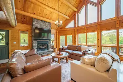 Image de Log Cabin w/ Hot Tub, Game Room & Fire Pit