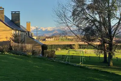 Image de \"Jardin sur les Pyrénées\" séjours sports et bien-être, \"Les 3 Collines\".