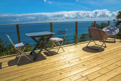 Image de Maison avec vue sur la mer sous le phare de Morgat