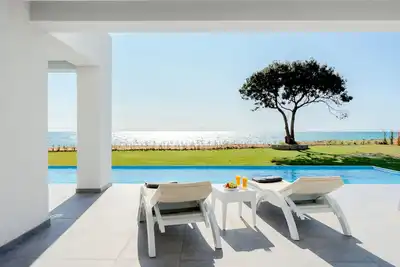 Image de Villa en bord de mer - Accès direct à la plage - Piscine privée chauffée.