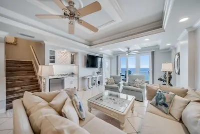 Image de 2-Story Penthouse at The Inn at Crystal Beach! Beachfront Designer 5br/4ba. Sleeps 14