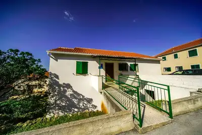 Image de Appartement de trois chambres avec la terrasse et la vue sur le mer Postira, Brac (A-18472-a)