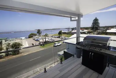 Image de Unit 2  Opposite Beach, River, Hotel, Club, Walking Distance To All Venues Etc. . \n