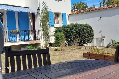 Image de Studio en demi sous-sol avec accès privatif, chambre, cuisine, Wc et douche