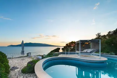 Image de Mare degli Angeli : magnifique villa méditerranéenne avec jardin et piscine