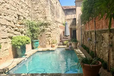 Appartement  avec piscine au cœur d’Uzès, à quelques pas de la Place aux Herbes, 16e siècle