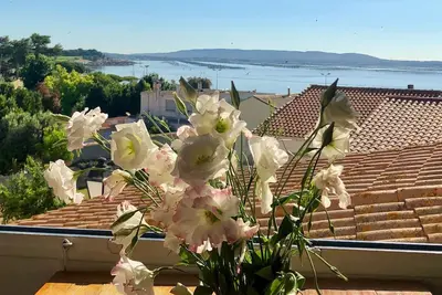 Image de Romantic Cottage with Specular Waterfront views