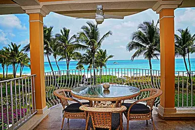 Image de 2nd Floor BeachFront Condo\n205 Villa Renaissance Grace Bay \n20% May Thru Nov 25