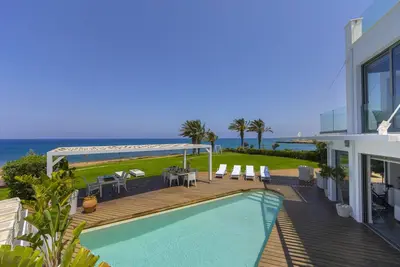 Image de You and Your Family will love this Beachfront Villa, Protaras Villa 1526