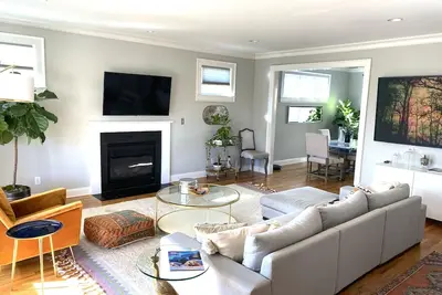 Image de 3/2. 5: Walk to Beltline and dining; firepit, Bbq, Apple Tv, sleeps 5