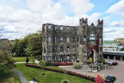 Image de Castle Manor Unit 204 - More units available
