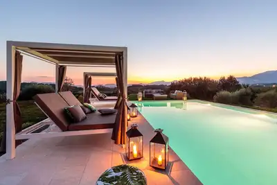 Image de 10 Bedrooms Villa in Lucca, Spa, Panoramic Pool