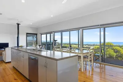 Image de 'Yellow Door' on Stacey - 17 Stacey Drive