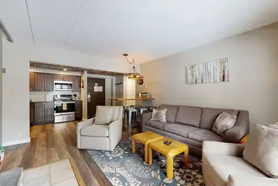 Image de Condo near ski resorts with a private balcony & full kitchen