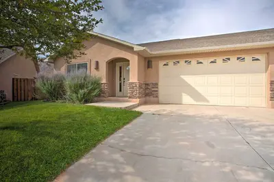 Image de Modern Moab Townhome with Shared Pool & Hot Tub!