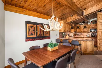 Image de Amazing Views! Parking, Gas Fp, W/D. Outdoor Heated Pool, Hiking & Biking Paradise!